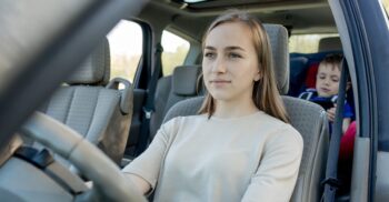 ¿En qué momento se pueden sentar los menores en el asiento delantero?