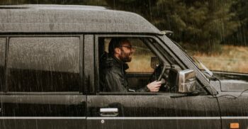 En la actualidad, existen muchos tramos de vía que necesitan urgentemente ser arregladas y así lo hace saber la Asociación Española de la Carretera (AEC), que cifra en una inversión de unos 65.000 € por kilómetro en carreteras españolas para ponerlas en buen estado. Uno de los grandes perjudicados por el mal estado de las carreteras son los vehículos, que ven afectados los neumáticos, la suspensión, la transmisión o la dirección. En este sentido, los neumáticos son los componentes del coche que más sufren el deterioro de las carreteras, junto con su banda de rodadura y están más expuestos a sufrir pinchazos o reventones. Además de las cubiertas del vehículo, el sistema de suspensión, compuesto por los amortiguadores, muelles, barra estabilizadora, bujes, rótulas, ‘silentblocks’, que reducen el impacto de las irregularidades del firme en el vehículo también sufrirán un deterioro prematuro. Algunos componentes de la transmisión también se verán afectados por este deterioro, especialmente las juntas homocinéticas o los rodamientos de las ruedas motrices, que reducirán su vida útil por culpa de un maltrato continuado. Otro aspecto que cabe destacar también es la dirección, ya que circular por vías en mal estado provocará una pérdida de alineación en las ruedas, obligando a realizar el paralelo con mayor frecuencia para que los neumáticos no se vean afectados y duren más tiempo. Y deberemos tener cuidado, porque pueden aparecer holguras en la rótula de dirección. Para terminar, utilizar vías en mal estado o con irregulares, puede causar el desajuste de elementos como el salpicadero, las puertas o las ventanillas, que provocará la aparición de ruidos y vibraciones que con el tiempo serán cada vez más molestos y difíciles de eliminar. En Talleres Camino contamos con grandes profesionales que te ayudarán en todo lo que necesites, comprobando el estado de tus neumáticos o, si es necesario, efectuando su sustitución. También solventaremos cualquier problema que pueda surgir en la suspensión, transmisión o dirección de tu vehículo.