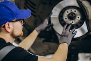 ¿Cuándo cambiar las pastillas de freno de tu coche? En Talleres Camino te asesoramos